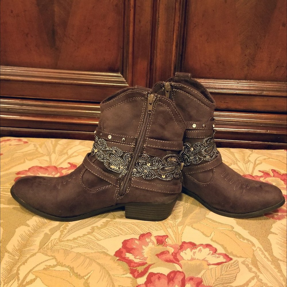 LIKE NEW!  Feminine and Fancy Short Boots